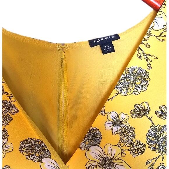 Torrid Plus Size Yellow & White Floral Wrap Dress - Picture 5 of 8